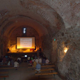 W pomieszczeniach piwnicznych zamku odbywały się wykłady o meteorytach. Prezentacja Kamila Maciąga