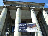 Wejcie do Muzeum Techniki; baner reklamujcy wystaw<br>Wystawa meteorytw w Muzeum Techniki w Warszawie (Exhibition of meteorites in the Museum of Technology in Warsaw)