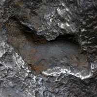Resztki skorupy obtopieniowej na okazie meteorytu żelaznego Campo del Cielo (fusion crust)