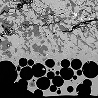 Detale skorupy obtopieniowej meteorytu EET 92003 (fusion crust); © Łosiak/Nicolau-Kuklińska