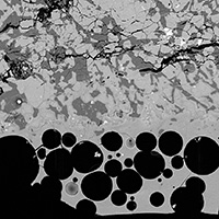 Detale skorupy obtopieniowej meteorytu EET 92003 (fusion crust);  osiak/Nicolau-Kukliska