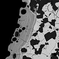 Detale skorupy obtopieniowej meteorytu GRA 98098 (fusion crust);  osiak/Nicolau-Kukliska