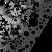 Detale skorupy obtopieniowej meteorytu PCA 91007 (fusion crust);  osiak/Nicolau-Kukliska