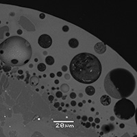 Detale skorupy obtopieniowej meteorytu QUE 97014 (fusion crust);  osiak/Nicolau-Kukliska