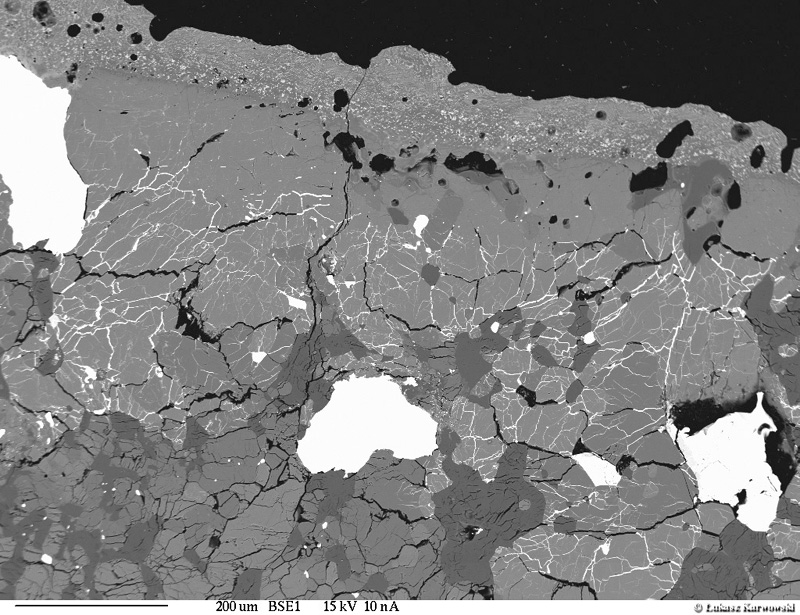 Obraz skorupy obtopieniowej meteorytu Sołtmany w mikroskopie elektronowym SEM BSE; © Łukasz Karwowski (fusion crust)