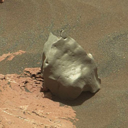 A metallic meteorite sits on the surface of Mars (Curiosity Sol1577)