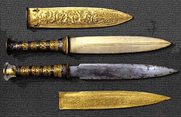Sztylety Tutanchamona (one of Tutankhamen's daggers with hilt and sheath of gold - this blade is made from meteoritic iron)