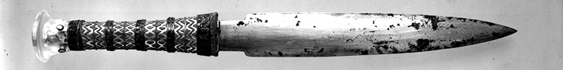 Sztylet Tutanchamona wykonany z żelaza meteorytowego (one of Tutankhamen's daggers with hilt and sheath of gold - this blade is made from meteoritic iron)