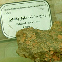 Kair - Egipskie Muzeum Geologiczne, Lybian Desert Glass (fot. Wadi & Woreczko)